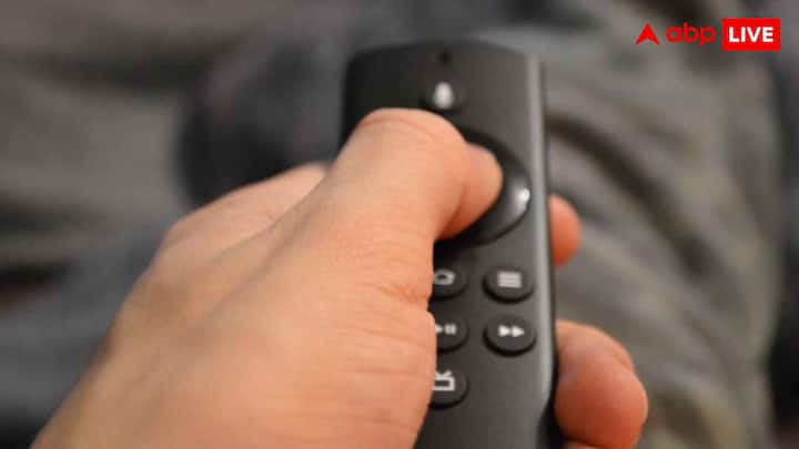 TV Remote को टीवी की तरफ करने की जरूरत रिमोट में इस्तेमाल होने वाली इंफ्रारेड (IR) तकनीक की वजह से पड़ती है. पारंपरिक टीवी रिमोट में एक छोटा IR LED लगा होता है. यह ऐसी रोशनी की तेज पल्स भेजता है, जिसे हमारी आंखें सीधे नहीं देख सकती है. जब आप रिमोट पर कोई बटन दबाते हैं, तो यह LED एक खास क्रम में सिग्नल भेजती है. टीवी के सामने लगा IR सेंसर इस सिग्नल को पहचान कर उसे कमांड में बदल देता है.