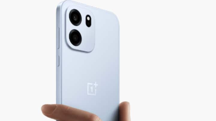 OnePlus Nord CE6 उन गेमर्स के लिए अच्छा ऑप्शन है जो परफॉर्मेंस के साथ-साथ बैटरी लाइफ में भी बैलेंस चाहते हैं. इसमें स्नैपड्रैगन 7s सीरीज चिपसेट के साथ 8GB रैम और 128GB स्टोरेज दी गई है. इसके अलावा इसमें 8000mAh की बड़ी बैटरी 80W फास्ट चार्जिंग के साथ आती है, जिससे बार-बार चार्ज करने की टेंशन नहीं रहती, और 6.78 इंच की बड़ी AMOLED डिस्प्ले गेमिंग के दौरान विजुअल एक्सपीरियंस को और बेहतर बनाती है. स्टोरेज के मामले में भी यह फोन काफी अच्छा माना जा रहा है. 