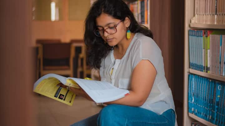 एमआईटी में यूजी और पीजी एडमिशन के लिए अलग-अलग आवेदन पोर्टल है. अंडरग्रैजुएट आवेदकों को एमआईटी के एडमिशन पोर्टल के जरिए आवेदन करना होता है, जबकि पोस्ट ग्रेजुएट उम्मीदवारों को संबंधित ग्रेजुएट एडमिशन पोर्टल से आवेदन करते हैं.