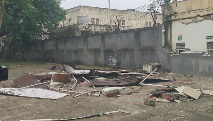यह कदम उस कार्रवाई के तीन दिन बाद उठाया गया, जब पाकिस्तान ने इस्लामाबाद में भारतीय हाई कमीशन के बाहर लगे सुरक्षा बैरिकेड और ढांचे हटा दिए थे.
