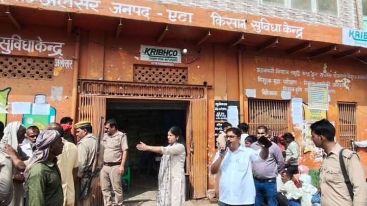 किसानों की इस भागदौड़ और परेशानी को खत्म करने के लिए सरकार ने खाद वितरण सिस्टम को पूरी तरह हाई-टेक बना दिया है. अब इफको और कृषि विभाग की नई ऑनलाइन व्यवस्था के जरिए किसान अपने मोबाइल से ही खाद की बुकिंग कर सकेंगे. इससे सोसायटियों पर लगने वाली बेवजह की भीड़ और धक्का-मुक्की से अन्नदाताओं को हमेशा के लिए बड़ी राहत मिल जाएगी.