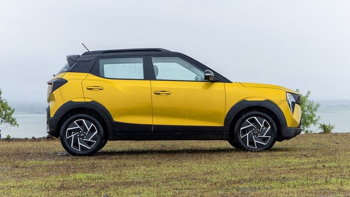 जबकि कॉम्पैक्ट एसयूवी स्पेस में महिंद्रा XUV 3XO अपनी जबरदस्त पावर और धांसू फीचर्स के साथ राज कर रही है. इसके MX3 जैसे बजट-फ्रेंडली वेरिएंट्स से ही क्रूज कंट्रोल का ऑप्शन मिल जाता है. अगर आपको कम पैसों में एक मजबूत बॉडी वाली स्पोर्टी एसयूवी चाहिए जो हाईवे पर भी मक्खन चले तो XUV 3XO आपकी पहली पसंद बन सकती है.
