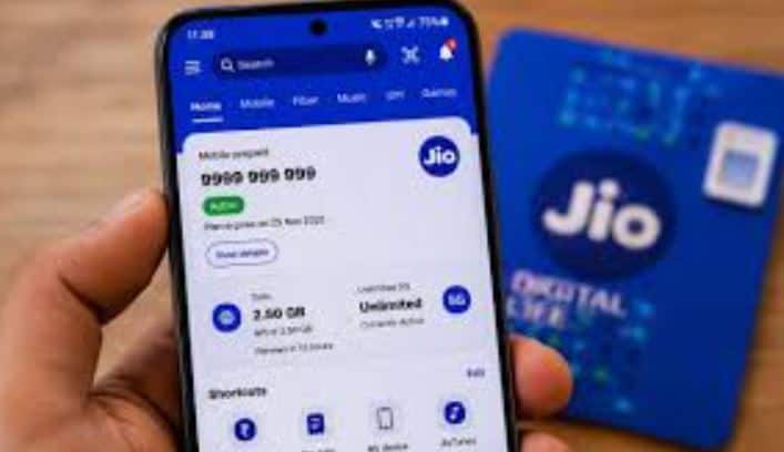 Jio ਰੱਖੇਗਾ ਆਪਣਾ ਸਭ ਤੋਂ ਸਸਤਾ ਪਲਾਨ  Jio ਨੇ ਸਭ ਤੋਂ ਸਸਤਾ ਪਲਾਨ ਰੱਖਣ ਦਾ ਵਾਅਦਾ ਕੀਤਾ ਹੈ ਪਰ ਇਸ ਕੀਮਤ ਨੂੰ ਲੌਕ ਕਰਨ ਲਈ ਯੂਜ਼ਰ ਨੂੰ Jio Prime Membership ਲੈਣੀ ਹੋਵੇਗੀ, ਜਿਸ ਦੀ ਕੀਮਤ 300 ਰੁਪਏ ਹੈ। ਇਸ ਦੀ ਮਦਦ ਨਾਲ ₹299 ਵਾਲਾ ਰੀਚਾਰਜ ਇੱਕ ਸਾਲ ਤੱਕ ਉਸੇ ਕੀਮਤ ’ਤੇ ਮਿਲੇਗਾ।