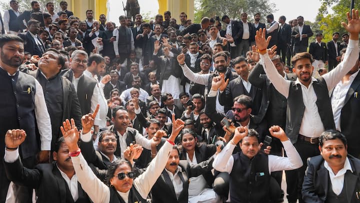 सिविल जज बनने का बदला नियम, 3 साल की जगह अब 1 साल वकालत जरूरी 10 वहीं इस फैसले के बाद कई लॉ ग्रेजुएट्स और दूसरे पक्षों ने समीक्षा याचिका दाखिल की. उनका कहना था कि लंबे समय की प्रैक्टिस की शर्त से उन युवाओं के लिए परेशानी बढ़ेगी, जिसमें उन्होंने पहले से लागू व्यवस्था के आधार पर अपने करियर की योजना बनाई थी.