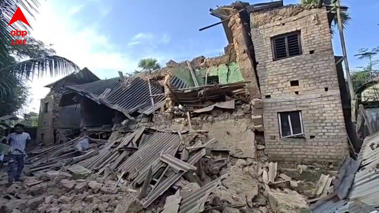 House Collapse: ভোররাতে হুড়মুড়িয়ে ভেঙে পড়ল তিনতলা বাড়ি, অল্পের জন্য প্রাণে বাঁচলেন পরিবারের সদস্যদের