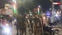 सड़क किनारे शराब पीने वालों पर चला पुलिस का डंडा, दी सख्त हिदायत