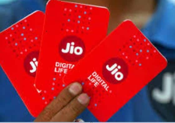 ਜਾਣੋ ਹੋਰ ਫਾਇਦਿਆਂ ਬਾਰੇ  Jio Prime Membership ਵਿੱਚ ਇੱਕ ਸਾਲ ਦੀ ਪ੍ਰਾਈਸ ਲੌਕ ਸਰਵਿਸ ਤੋਂ ਇਲਾਵਾ ਵੀ ਕਈ ਹੋਰ ਫਾਇਦੇ ਮਿਲਦੇ ਹਨ। ਇੱਕ ਵਾਰ ਸਬਸਕ੍ਰਿਪਸ਼ਨ ਲੈਣ ਤੋਂ ਬਾਅਦ ਤੁਸੀਂ ਆਪਣੇ ਰੀਚਾਰਜ ਪਲਾਨ ਦੀ ਕੀਮਤ ਨੂੰ ਇੱਕ ਸਾਲ ਲਈ ਲੌਕ ਕਰ ਸਕਦੇ ਹੋ। ਇਸ ਦੇ ਨਾਲ ਤੁਹਾਨੂੰ ₹600 ਦਾ ਕੈਸ਼ਬੈਕ ਵਾਊਚਰ, ਪ੍ਰਾਇਰਟੀ ਕਸਟਮਰ ਸਪੋਰਟ ਅਤੇ Jio ਦੇ ਪ੍ਰੋਡਕਟਸ ਦਾ ਅਰਲੀ ਐਕਸੈੱਸ ਵੀ ਮਿਲੇਗਾ, ਤਾਂ ਜੋ ਨਵੇਂ ਪ੍ਰੋਡਕਟਸ ਦੀ ਜਾਣਕਾਰੀ ਸਭ ਤੋਂ ਪਹਿਲਾਂ ਤੁਹਾਨੂੰ ਮਿਲ ਸਕੇ। ਨਾਲ ਹੀ, ਤੁਸੀਂ ਕਿਸੇ ਹੋਰ ਪਲਾਨ ਦਾ ਵੀ ਰੀਚਾਰਜ ਕਰਕੇ ਇਸਤੇਮਾਲ ਕਰ ਸਕਦੇ ਹੋ ਅਤੇ ਤੁਹਾਡਾ ਡਾਟਾ ਪੈਕ ਲੌਕ ਹੀ ਰਹੇਗਾ।