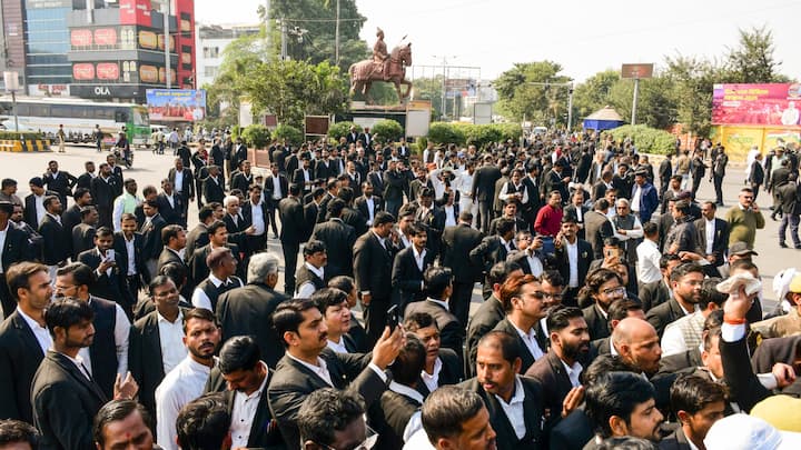 सिविल जज बनने का बदला नियम, 3 साल की जगह अब 1 साल वकालत जरूरी 9 आपको बता दें कि सिविल जज की भर्ती में वकालत के एक्सपीरियंस को लेकर सुप्रीम कोर्ट का रुख पहले भी बदल चुका है. 2002 में कोर्ट ने 3 साल की प्रैक्टिस की अनिवार्यता खत्म कर दी थी. इसके बाद लॉ ग्रेजुएट्स बिना वकालत का अनुभव लिए न्यायिक सेवा परीक्षा में शामिल हो सकते थे. हालांकि 2025 में सुप्रीम कोर्ट ने 3 साल की प्रैक्टिस की शर्त फिर से लागू कर दी थी. कोर्ट का मानना था कि न्यायिक पद संभालने से पहले उम्मीदवारों को कोर्ट की वास्तविक कार्य प्रणाली का अनुभव होना चाहिए.