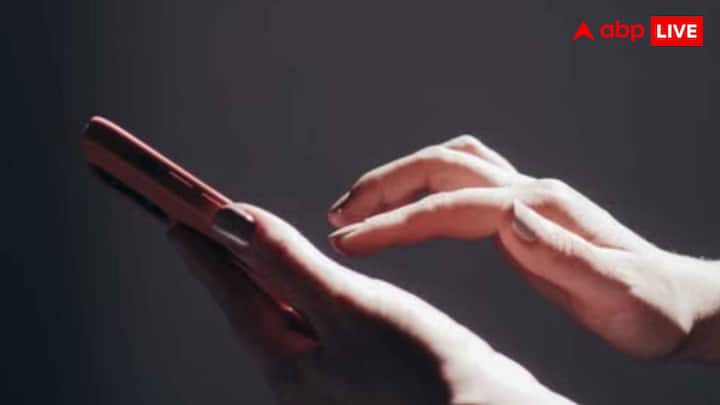 अपने iPhone की चार्जिंग केबल को पुराने फोन से कनेक्ट करें और दूसरे सिरे को नए Android फोन या जरूरी अडैप्टर से जोड़ें. अगर iPhone पर कनेक्शन की अनुमति मांगी जाए, तो Trust पर टैप करें. इसके बाद अपने Google Account में साइन इन करें या नया अकाउंट बनाएं. Google Account में साइन इन किए बिना ऐप्स, कैलेंडर इवेंट्स, नोट्स और WhatsApp चैट ट्रांसफर नहीं हो पाएंगी. अब नए फोन पर जिन डेटा टाइप्स को कॉपी करना है, उन्हें चुनें और Copy पर टैप करें.