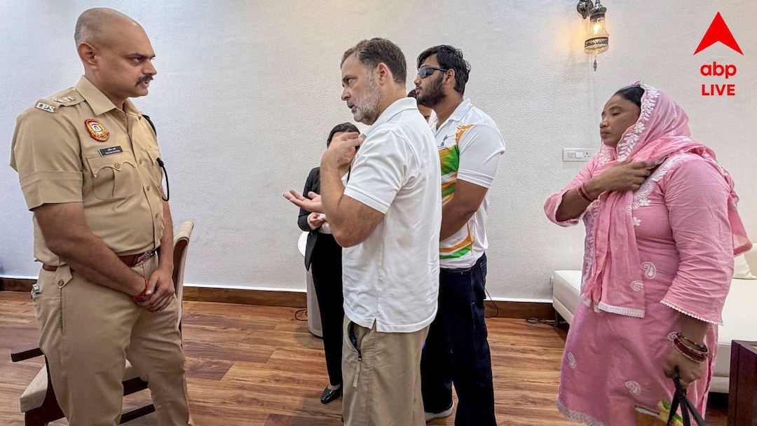 Rahul Gandhi : FIR রুজু করতেই হবে, থানায় ধর্নায় বসলেন রাহুল গান্ধী সঙ্গী ছররা গুলিতে আক্রান্ত