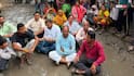 कीचड़ में इंदौर पार्षद का धरना, नगर निगम के खिलाफ नारेबाजी