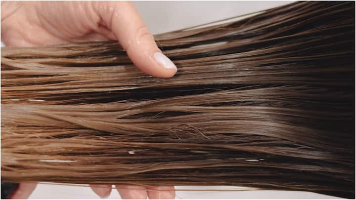 సాధారణ rinse-off conditioner‌ను రాత్రంతా ఉంచడం కంటే ఉత్పత్తి లేబుల్‌పై ఇచ్చిన సూచనలను పాటించడం మంచిది. Overnight treatment కోసం ప్రత్యేకంగా తయారు చేసిన leave-in conditioner లేదా hair mask ఉంటే మాత్రమే ఉపయోగించాలి.