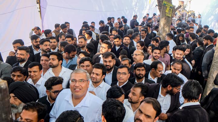 सिविल जज बनने का बदला नियम, 3 साल की जगह अब 1 साल वकालत जरूरी 8 इन उम्मीदवारों को आवेदन के लिए 1 साल की प्रैक्टिस पूरी मान लिया जाएगा और इस अवधि के लिए उन्हें अलग से प्रैक्टिस सर्टिफिकेट देने की जरूरत नहीं होगी. इस दौरान चयनित उम्मीदवारों को भी 1 साल की ज्यूडिशियल एकेडमी ट्रेनिंग और उसके बाद 1 साल की सुपरवाइज्ड क्लर्कशिप से गुजरना होगा.