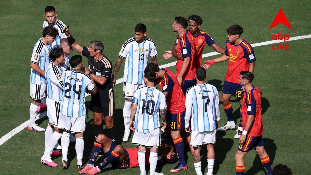 Argentina Football Team: ফাইনালে হাতাহাতি, সেমিফাইনালে বিতর্কিত ব্যানার প্রদর্শন, পারেদেসসহ