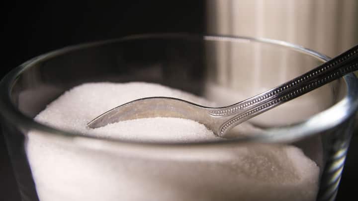 नए सरकारी आदेश के तहत थोक उपभोक्ताओं और डीलरों पर चीनी की स्टॉक लिमिट को और कड़ा कर दिया गया है. जो कारोबारी महीने में 10 मीट्रिक टन से ज्यादा चीनी का इस्तेमाल करते हैं, वे अब केवल अपनी 15 दिनों की खपत के बराबर ही स्टॉक रख सकेंगे.