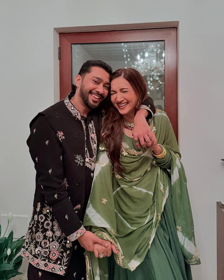 वहां दोनों की नजरें टकराई थीं, हालांकि उस समय गौहर ने जैद पर कोई खास ध्यान नहीं दिया था. इसके बाद जैद ने उन्हें इंस्टाग्राम पर मैसेज भेजा.