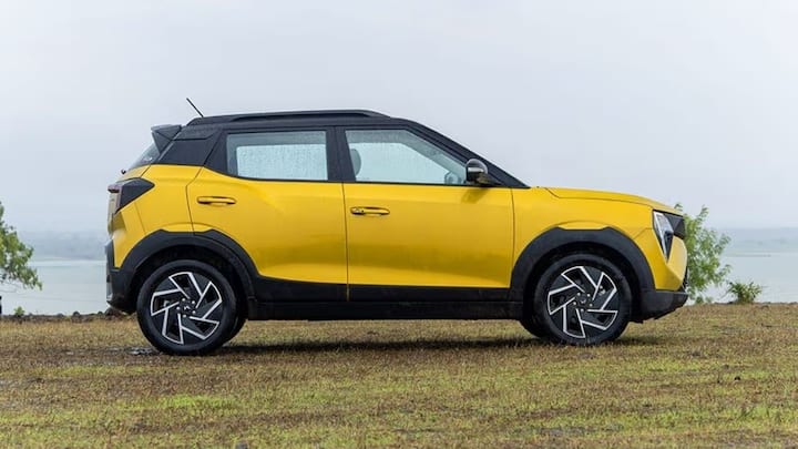 जबकि महिंद्रा XUV 3XO में 6-स्पीड टॉर्क कनवर्टर ऑटोमैटिक ट्रांसमिशन दिया गया है जो इसके टर्बो इंजन के साथ गजब का तालमेल बिठाता है. अगर आपको हाईवे पर दमदार पिकअप और शहर में क्लच-फ्री ड्राइविंग का कॉम्बिनेशन चाहिए तो यह SUV परफॉरमेंस के मामले में आपको बिल्कुल निराश नहीं करेगी.