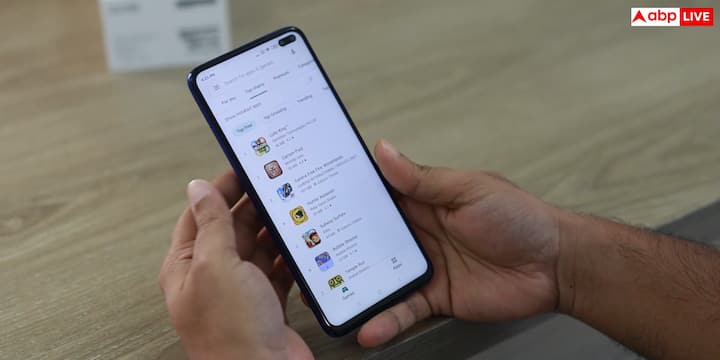 आपको बता दें कि ऐप अपडेट करने का सबसे बड़ा फायदा फोन की सेफ्टी से जुड़ा होता है. डेवलपर्स को अगर किसी ऐप में सिक्योरिटी खामी मिलती है तो नए अपडेट के जरिए उसे ठीक किया जाता है. अगर आप पुराना वर्जन इस्तेमाल करते रहते हैं तो साइबर अपराधी उस खामी का फायदा उठाने की कोशिश कर सकते हैं.