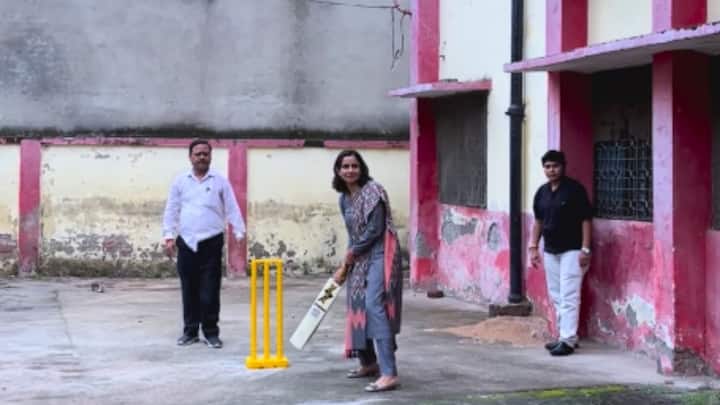 अंकुर पढ़ाई में शुरू से ही काफी अच्छी थी, उन्होंने दसवीं की बोर्ड परीक्षा में 94 फीसदी और 12वीं में 91 फीसदी अंक हासिल किया. परिवार का भी उन्हें लगातार सहयोग मिला और पिता से उन्हें डॉक्टर बनने के प्रेरणा मिली.  स्कूल की पढ़ाई पूरी करने के बाद अंकुर ने मेडिकल क्षेत्र में करियर बनाने का फैसला किया. उन्होंने प्री मेडिकल टेस्ट पास किया और देश के प्रतिष्ठित एम्स दिल्ली में एमबीबीएस में एडमिशन लिया.