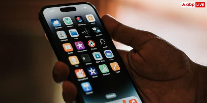 समय के साथ स्मार्टफोन के ऑपरेटिंग सिस्टम में बदलाव होते रहते हैं. नए Android या iOS वर्जन के साथ ऐप्स को भी अपडेट किया जाता है जिससे वे नए सिस्टम के साथ सही तरीके से काम कर सकें. पुराने ऐप वर्जन में कई बार बार-बार हैंग होने, क्रैश होने या फीचर्स के ठीक से काम न करने जैसी समस्याएं आने लगती हैं. अगर कोई ऐप अचानक बंद हो रहा है या खुलने में ज्यादा समय ले रहा है तो उसका अपडेट उपलब्ध है या नहीं, ये जरूर चेक करना चाहिए.