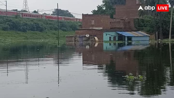 हालांकि अभी प्रारंभिक दौर में वरुणा तटवर्ती क्षेत्र के ज्यादातर इलाकों में पानी नहीं पहुंचा है, लेकिन अगर प्रमुख नदी के जलस्तर में वृद्धि जारी रहा तो निश्चित ही आने वाले समय में वरुणा तटवर्ती क्षेत्र के ज्यादातर मकान जलमग्न हो जाएंगे.