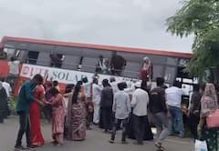 दैव बलवत्तर, दरीच्या टोकावर अडकली बस; प्रवाशांच्या खिडकीतून पटापट उड्या, सुदैवाने 40 जण बचावले