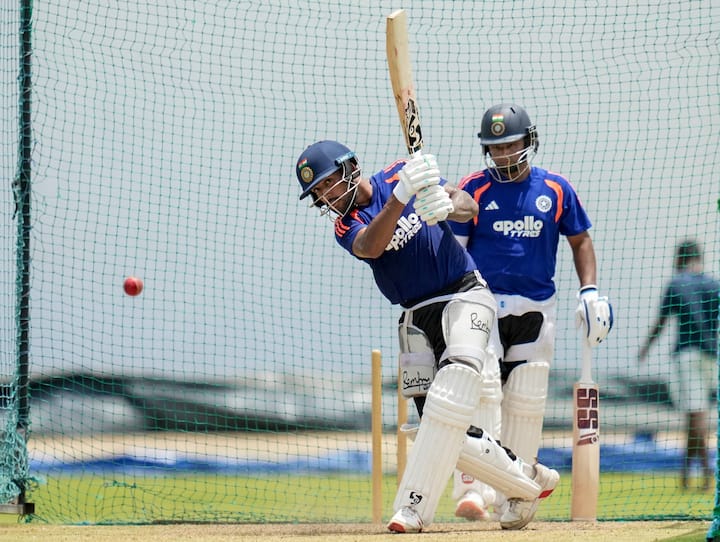তাছাড়া দলের সিংহভাগ খেলোয়াড়দের জায়গা পাওয়া নিয়ে প্রশ্ন তেমন নেই। ধ্রুব জুরেল প্রথম টেস্টে ব্যাট হাতে পারফর্ম করে তাঁর ক্ষেত্রে যে সংশয় প্রকাশ করা হচ্ছিল, তা দূর করেছেন। তাই ফের একবার সরফরাজ খানের বদলে তাঁকেই একাদশে দেখা যাওয়ার সম্ভাবনা প্রবল। তাই বলাই বাহুল্য যে ভারতীয় দল বড়জোর এক বদল ঘটিয়ে মাঠে নামতে পারে।