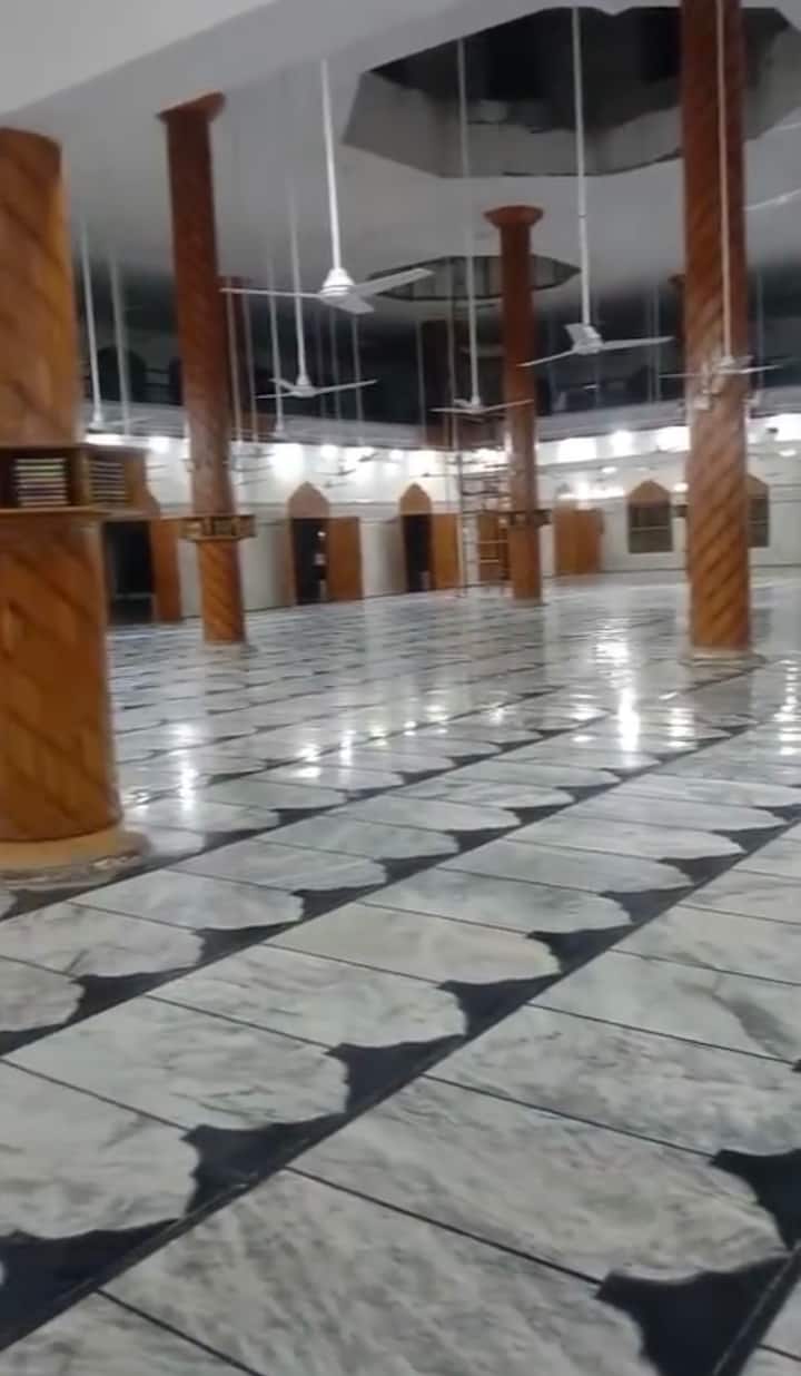 भारत साफ कर चुका है कि ऑपरेशन सिंदूर को रोका गया है, खत्म नहीं किया गया है. खुद वायुसेना प्रमुख एयर चीफ मार्शल एपी सिंह ने कहा है कि ऑपरेशन सिंदूर जारी है. हालांकि,एयर चीफ मार्शल का ये बयान थिएटर कमांड बनाने को लेकर सामने आया था. प्रधानमंत्री नरेंद्र मोदी ने साफ कर दिया है कि भारत के खिलाफ कोई भी आतंकी हमला अब युद्ध की श्रेणी में माना जाएगा. ऐसा इसलिए क्योंकि, पाकिस्तान के कब्जे वाली कश्मीर यानी पीओके में हुए विद्रोह के बाद, पाकिस्तानी सेना प्रमुख असीम मुनीर ने इन आतंकी संगठनों को एक बार फिर से एक्टिवेट कर दिया है.