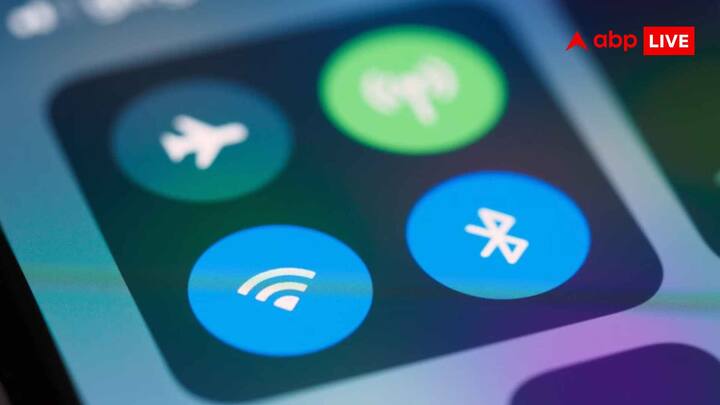 Airplane Mode ऑन करने पर फोन के वायरलेस कम्युनिकेशन फीचर्स बंद हो जाते हैं. इनमें मोबाइल नेटवर्क, कॉलिंग, SMS और मोबाइल डेटा शामिल हैं.  फोन मोबाइल टावर से कनेक्ट नहीं रहता और सामान्य मोबाइल नेटवर्क वाली सेवाएं काम नहीं करतीं. Wi-Fi और Bluetooth भी आमतौर पर Airplane Mode ऑन करते समय बंद हो जाते हैं.