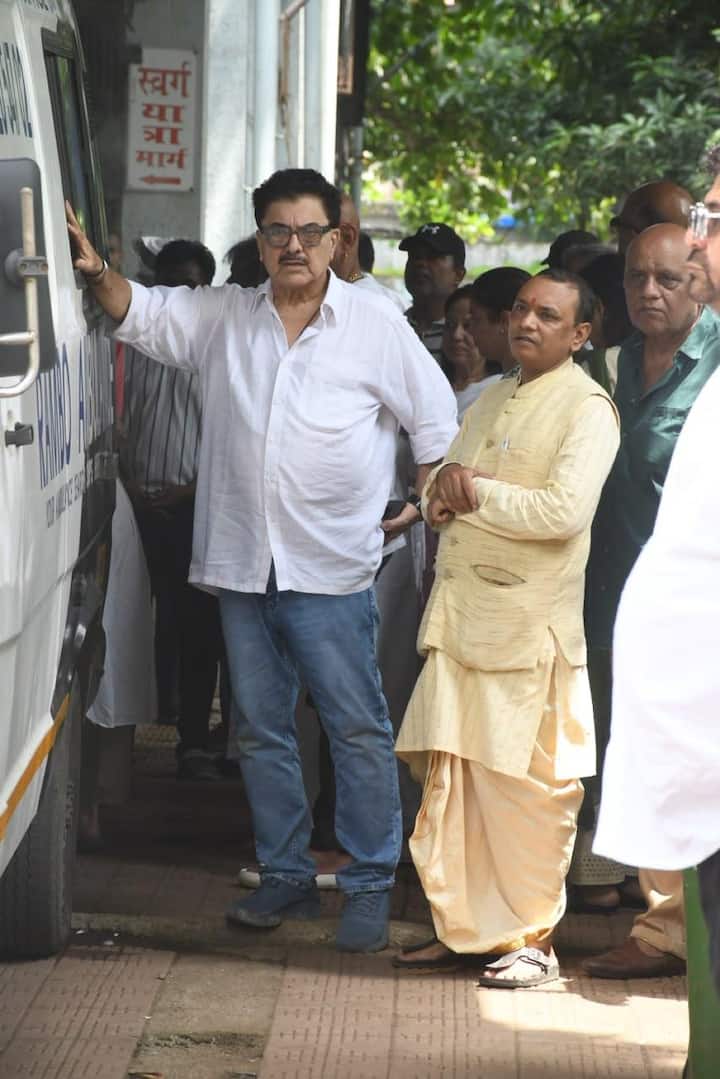 कुकू कोहली के निधन से उनके करीबी दोस्त और फिल्ममेकर अशोक पंडित काफी टूट गए हैं. अंतिम दर्शन के दौरान वो काफी इमोशनल दिखें.