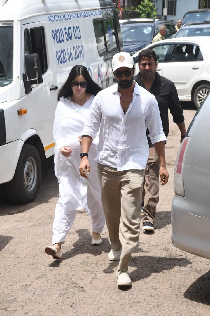 विक्की कौशल और कैटरीना कैफ भी कुकू कोहली के अंतिम दर्शन में शामिल होने के लिए  पहुंचे.