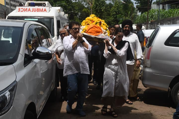 फिल्ममेकर कुकू कोहली के निधन से पूरी फिल्म इंडस्ट्री शोक में है. सेलेब्स उन्हें श्रद्धांजली दे रहे हैं.