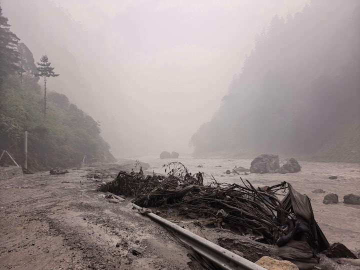 चीन के राष्ट्रपति शी जिनपिंग ने अपनी सीमा में नेपाल बाढ़ के कारण से मची तबाही को लेकर राहत-बचाव का आदेश दिया है. उन्होंने भारी तबाही मचाने वाले कीचड़-धंसाव के बाद लापता लोगों की तलाश करने के लिए सुरक्षाबलों के कड़े निर्देश दिए है. इसमें लोग हताहत हुए हैं. ग्लोबल टाइम्स के अनुसार स्थानीय प्रशासन आपदा प्रभावित क्षेत्र में कर्मियों को भेज रहा है, जहां संचार व्यवस्था बाधित हो गई है.