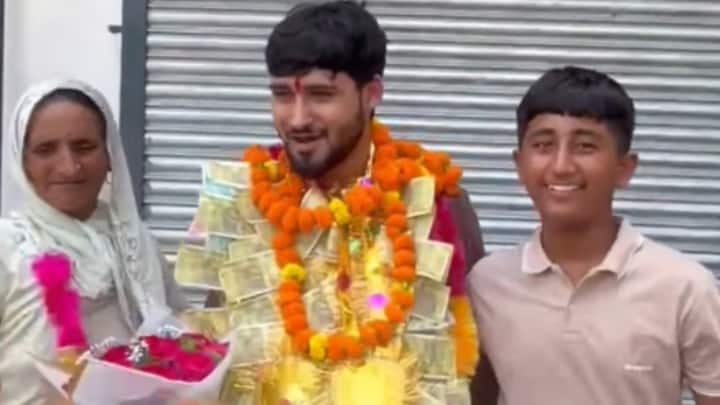 14 की उम्र में पिता को खोया, 3 बार UPSC में फेल, अब CAPF बने पंकज कंबोज 8 यूपीएससी सीआरपीएफ असिस्टेंट कमांडेंट परीक्षा में ऑल इंडिया रैंक 196 हासिल करने के बाद पंकज अब बतौर असिस्टेंट कमांडेंट अपने करियर की शुरुआत करने जा रहे हैं.