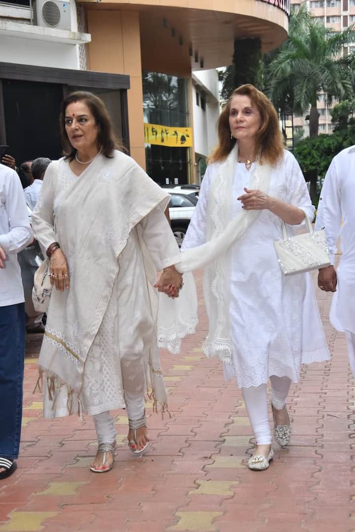 कुकू कोहली की प्रेयर मीट में पूनम सिन्हा और मुमताज साथ में पहुंचीं. इस दौरान दोनों एक-दूसरे का हाथ थामे नजर आईं.