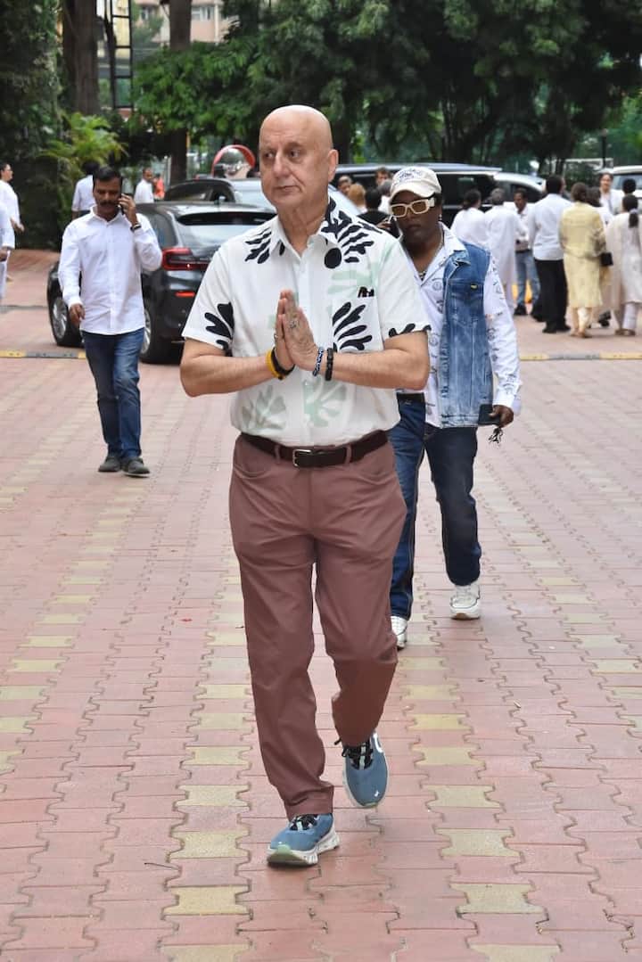 अनुपम खेर ने भी कुकू कोहली को श्रद्धांजलि दी. वो इस प्रेयर मीट में काफी मयूस नजर आए. उन्होंने पैप्स को देख हाथ भी जोड़े.