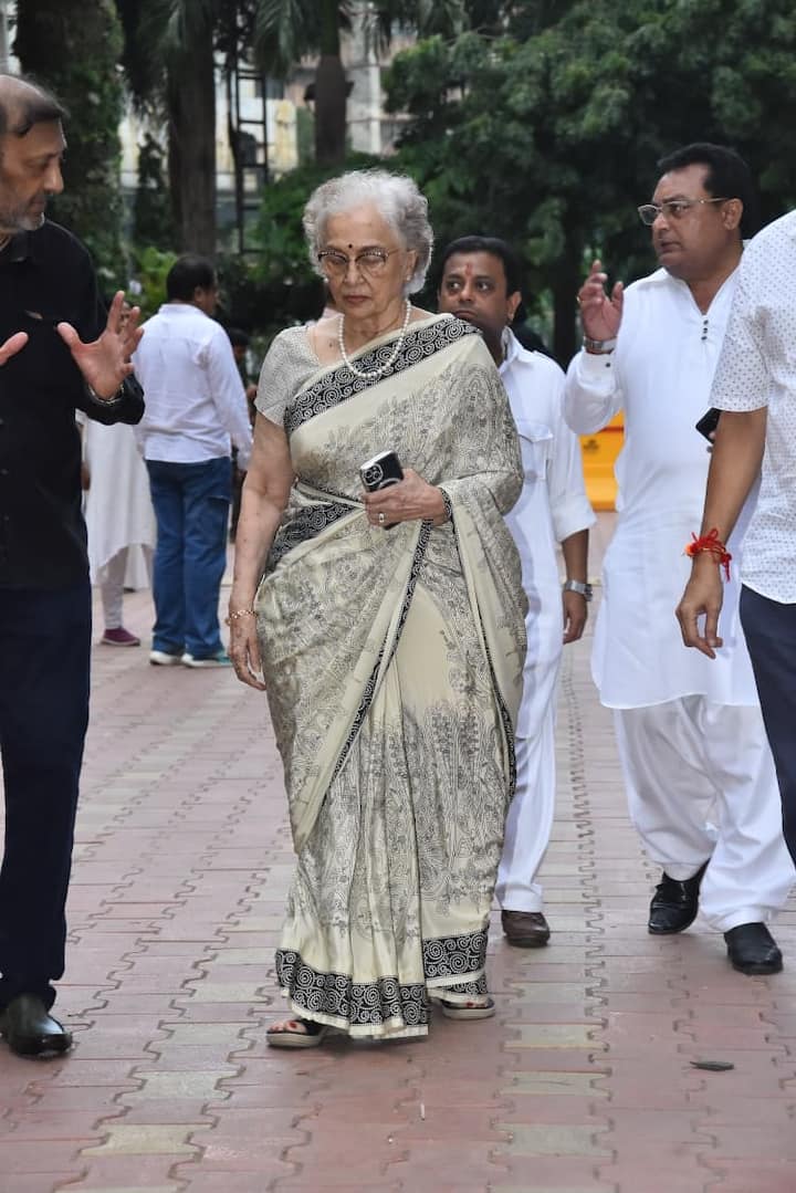 इसके साथ ही कुकू कोहली की प्रेयर मीट में आशा पारेख को भी देखा गया. वो भी इस मुश्किल घड़ी में अरुणा ईरानी के साथ खड़ी रहीं.