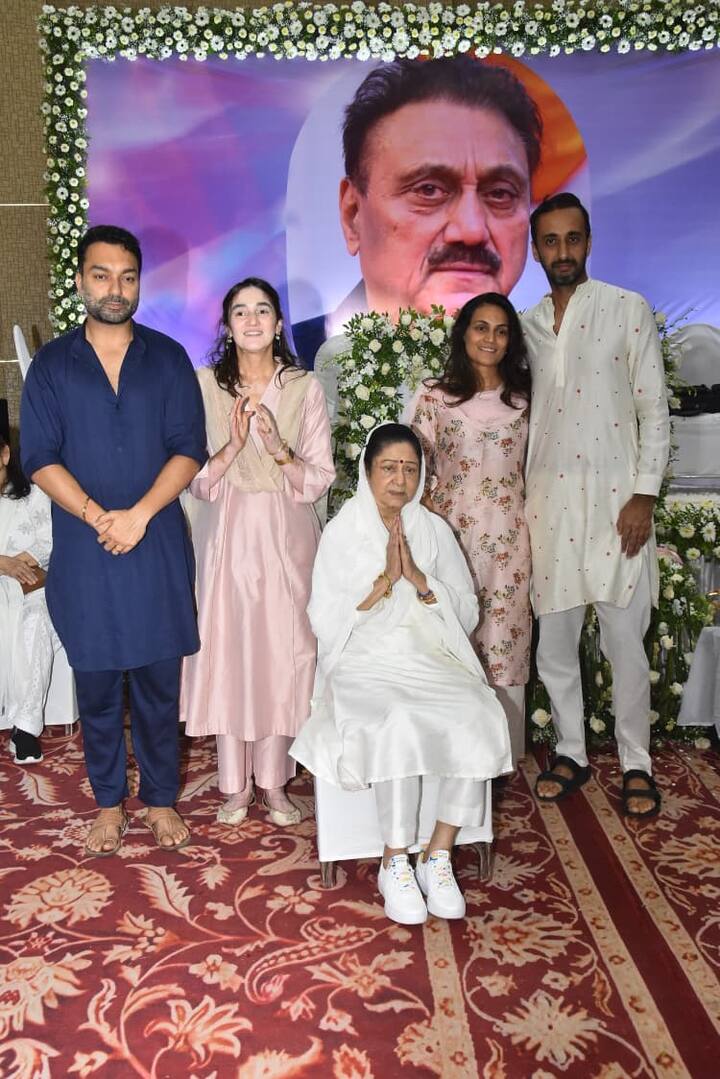 फोटो में अरुणा ईरानी कुकू कोहली की फैमिली और बेटे के साथ नजर आईं.