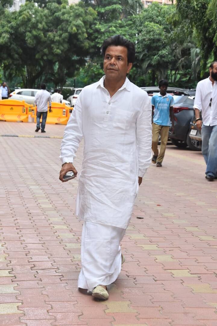 राजपाल यादव का अलग ही अवतार देखने के लिए मिला. वो कुर्ता और धोती में कुकू कोहली की प्रेयर मीट में श्रद्धांजलि देने के लिए पहुंचे.
