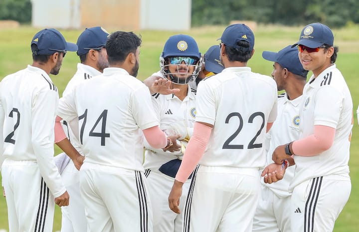 তবে দলীপ ট্রফির এক ম্যাচ যেতে না যেতেই, টুর্নামেন্টের সেমিফাইনালে বৈভবকে অধিনায়কত্ব করতে দেখা গেল।