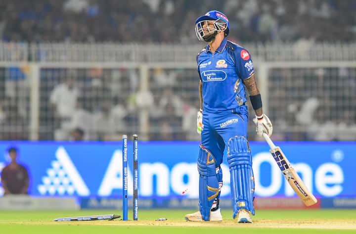 অধিনায়কত্বের আলোচনায় না থাকলেও বিশ্বজয়ী ভারতীয় অধিনায়ক সূর্যকুমার যাদবও পরবর্তী মরশুমে মায়ানগরীর ফ্র্যাঞ্চাইজ়িতেই থাকছেন বলে দাবি করা হচ্ছে। একটি খারাপ মরশুমের পরেই তাঁকে ছাড়তে মুম্বই ইন্ডিয়ান্স আগ্রহী নয়।