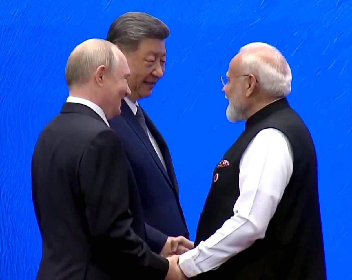 मुंह ताकता रहा PAK! जिनपिंग से हैंड शेक, शहबाज से दूरी! SCO में PM मोदी का बड़ा मूव