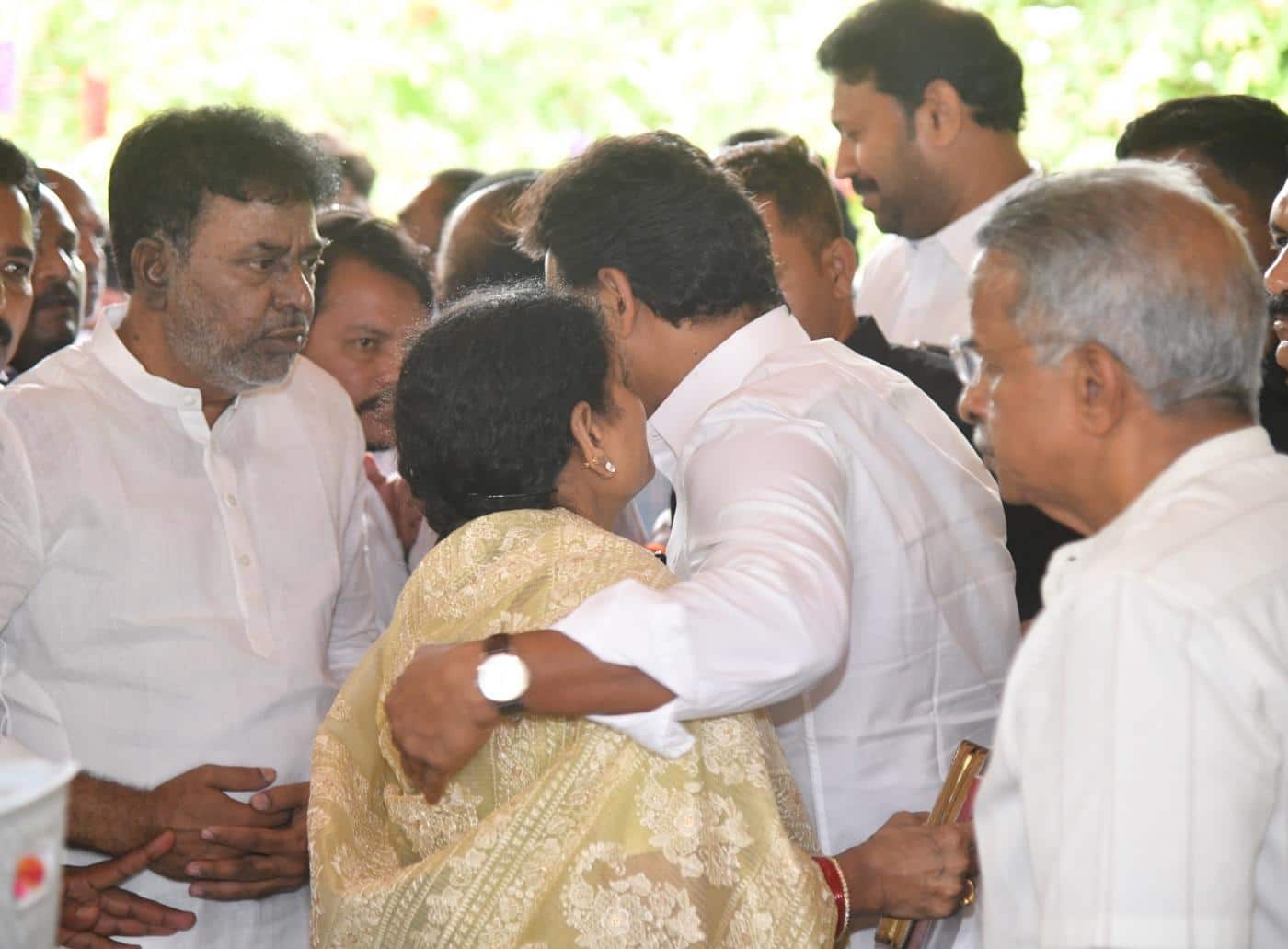 YS Jagan At YSR Ghat: వైఎస్ఆర్కు వైఎస్ జగన్, షర్మిలా నివాళులు.. కుమారుడిని చూసి విజయమ్మ భావోద్వేగం