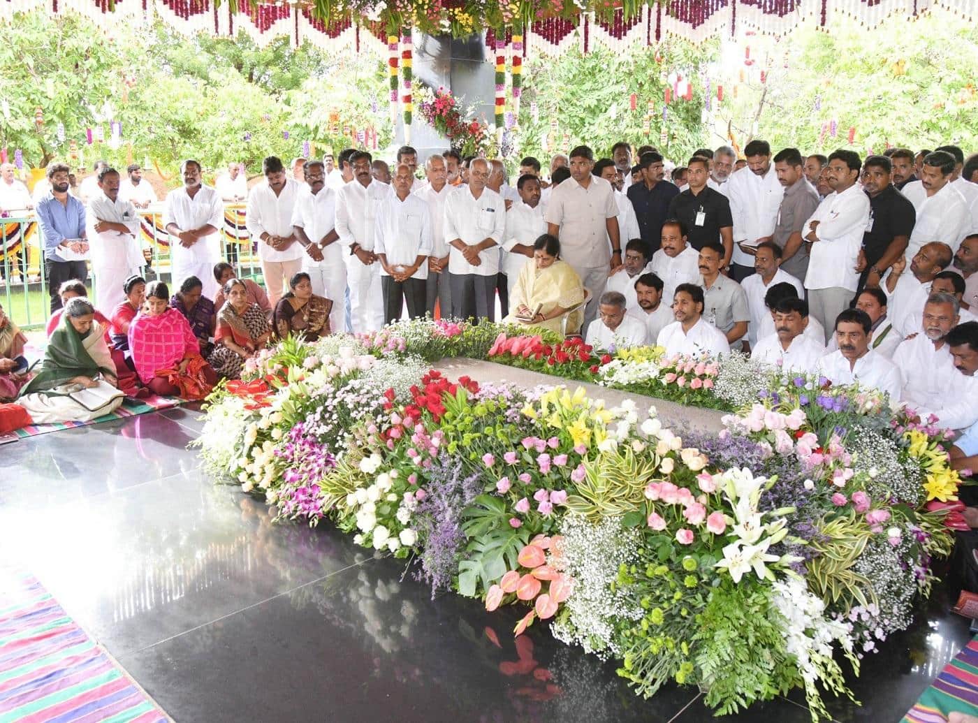 YS Jagan At YSR Ghat: వైఎస్ఆర్కు వైఎస్ జగన్, షర్మిలా నివాళులు.. కుమారుడిని చూసి విజయమ్మ భావోద్వేగం