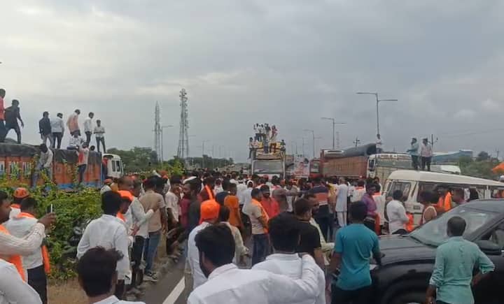 महामार्गावरील अंकुशनगर परिसरात मराठा आंदोलक एकवटले, एक मराठा लाख मराठा अशी घोषणाबाजी करत सरकारचा निषेध व्यक्त केला.