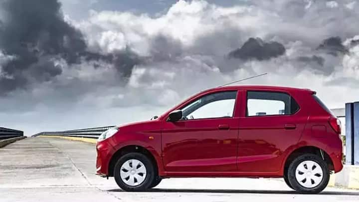 लेकिन आप कम बजट में सबसे सस्ती और टिकाऊ सीएनजी कार ढूंढ रहे लोगों के लिए मारुति ऑल्टो K10 सीएनजी एक बेहतरीन दांव है. यह छोटी हैचबैक कार शहर के भारी ट्रैफिक में भी करीब 33 किलोमीटर प्रति किलो का माइलेज दे देती है. कम कीमत में आने की वजह से पहली बार कार खरीदने वालों और सीमित बजट वाले परिवारों के लिए यह एकदम परफेक्ट चॉइस बन जाती है.