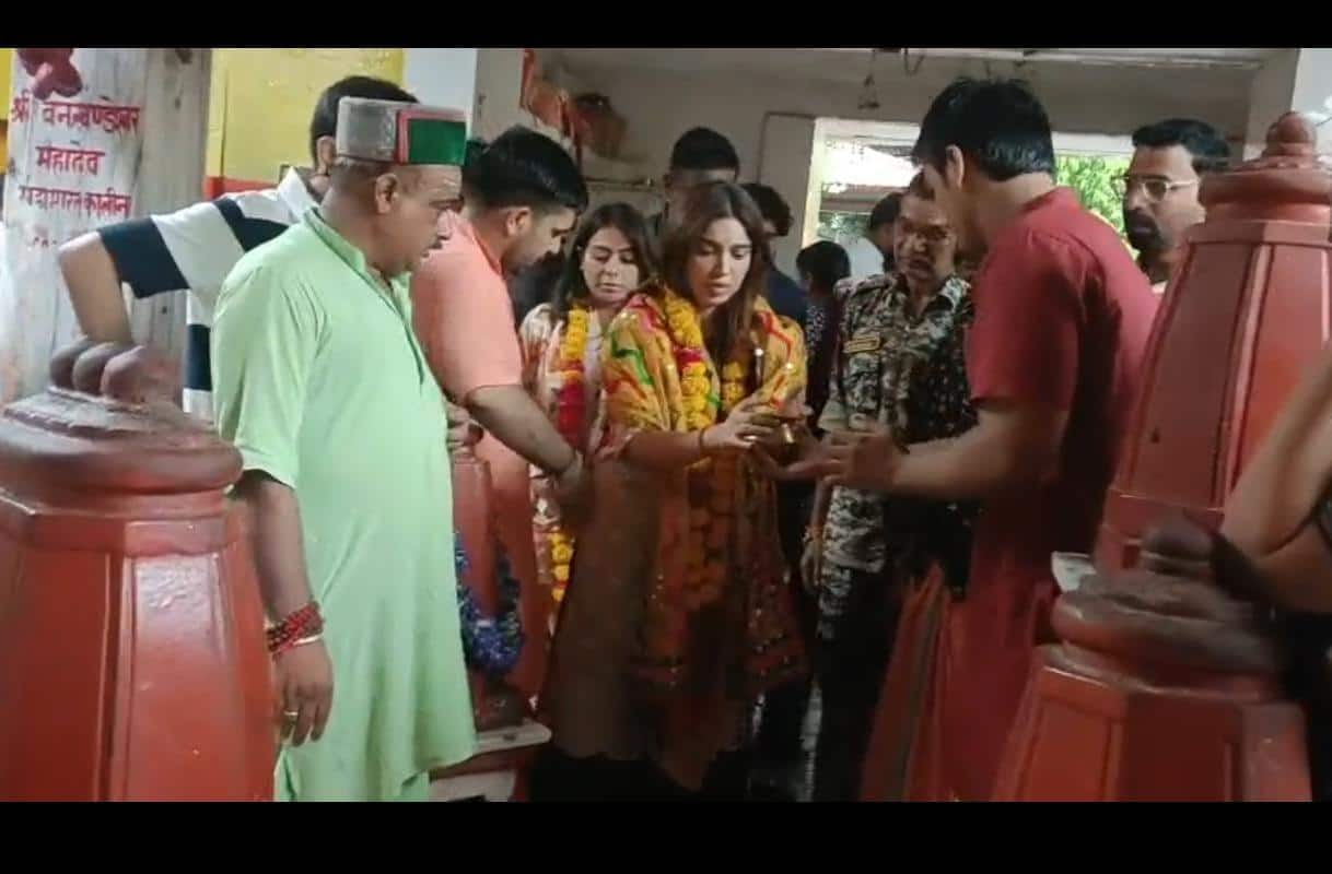 दतिया पहुंची भूमि पेडनेकर, मां पीतांबरा के दरबार में टेका माथा 2 दतिया पहुंची भूमि पेडनेकर, मां पीतांबरा के दरबार में टेका माथा