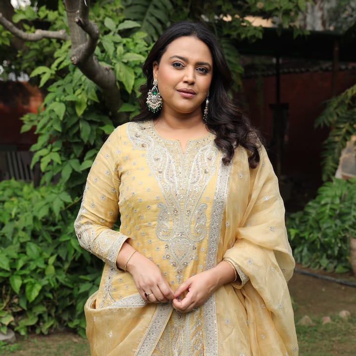 बहुत कम लोग जानते हैं कि फिल्मों में आने से पहले स्वरा दिल्ली के थिएटर ग्रुप ‘एक्ट वन’ में काम कर चुकी थी. यहां उन्होंने एक्टिंग की बारीकियां सीखीं. थिएटर का यही अनुभव आगे फिल्मों में उनके काम आया.