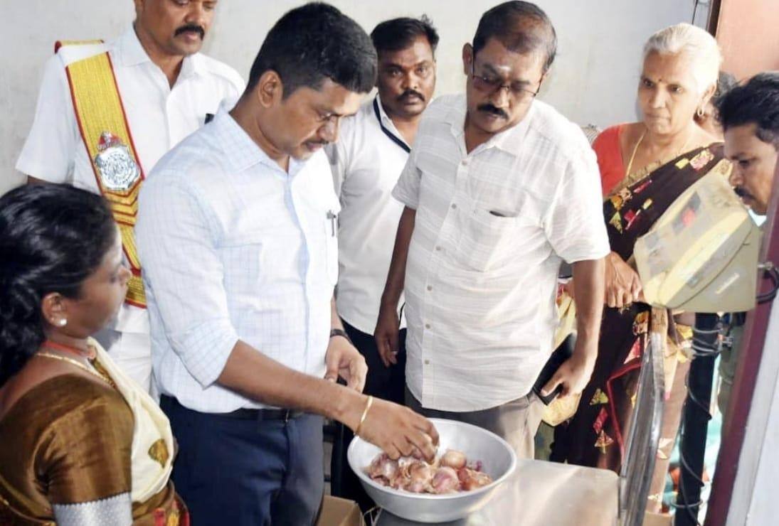 விருதுநகருக்கு மட்டும் 25,000 கிலோ வெங்காயம்.. 218 நகர்ப்புற நியாய விலைக்கடைகளில் விநியோகம் !