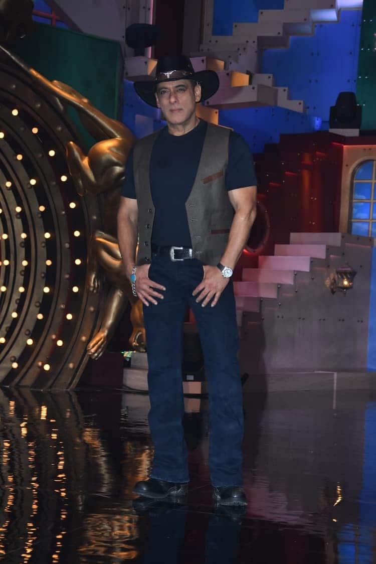 Bigg Boss 20 से सामने आई सलमान खान की पहली झलक, हैट में लगे डैशिंग Bigg Boss 20 से सामने आई सलमान खान की पहली झलक, हैट में लगे डैशिंग